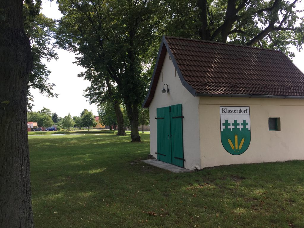 Am Teich mit Gerätehaus