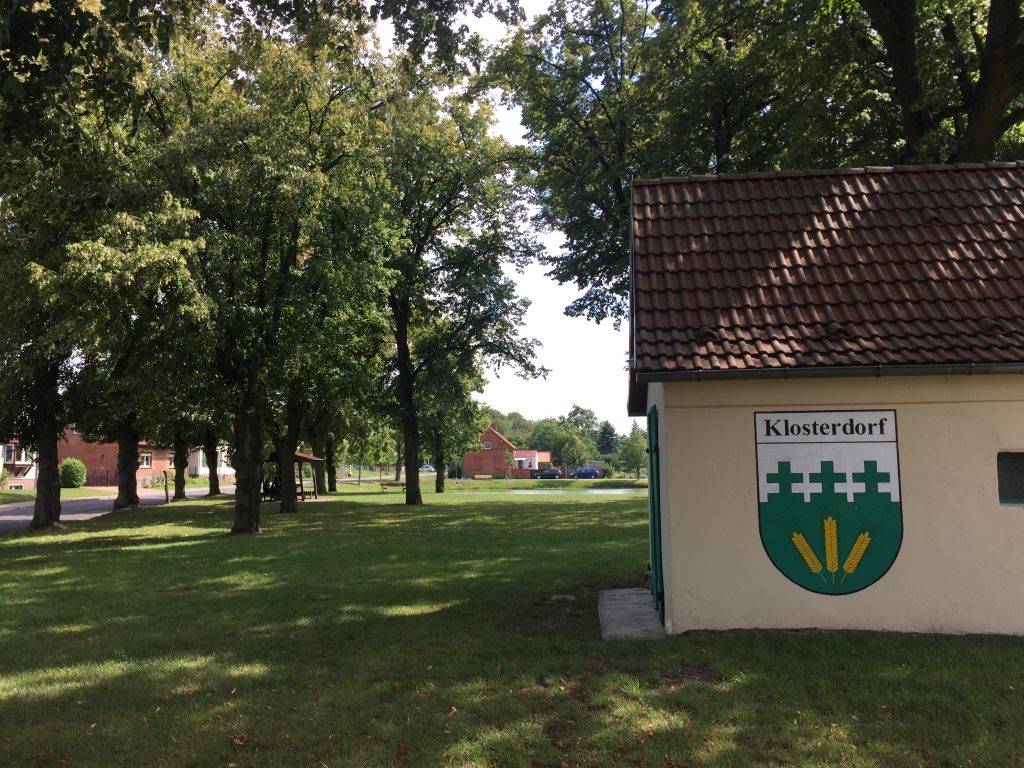 Am Teich mit Wappen