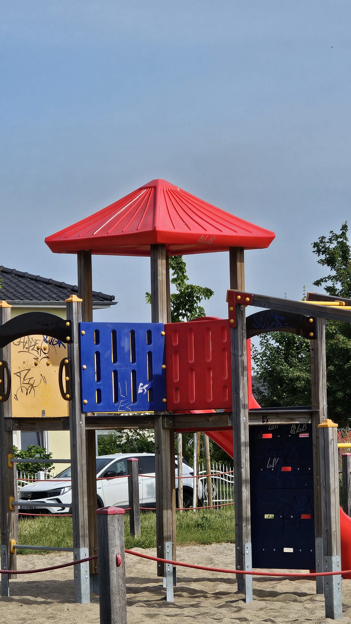 Beschmiertes Spielgerät auf dem Spielplatz