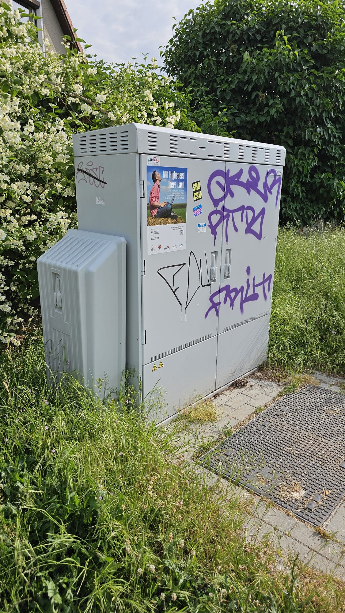 Mit Graffiti besprühter Stromkasten