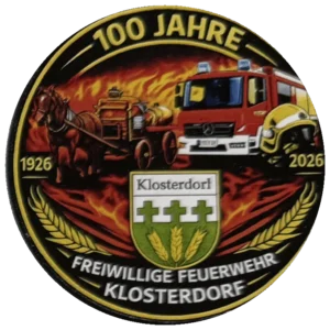 Emblem „100 Jahre Freiwillige Feuerwehr Klosterdorf 1926–2026“ mit Pferdespritze und modernem Löschfahrzeug