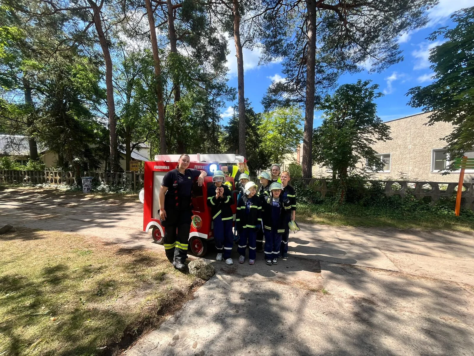 Die Jugendfeuerwehr Klosterdorf mit ihrem selbstgebauten Mini-Löschfahrzeug
