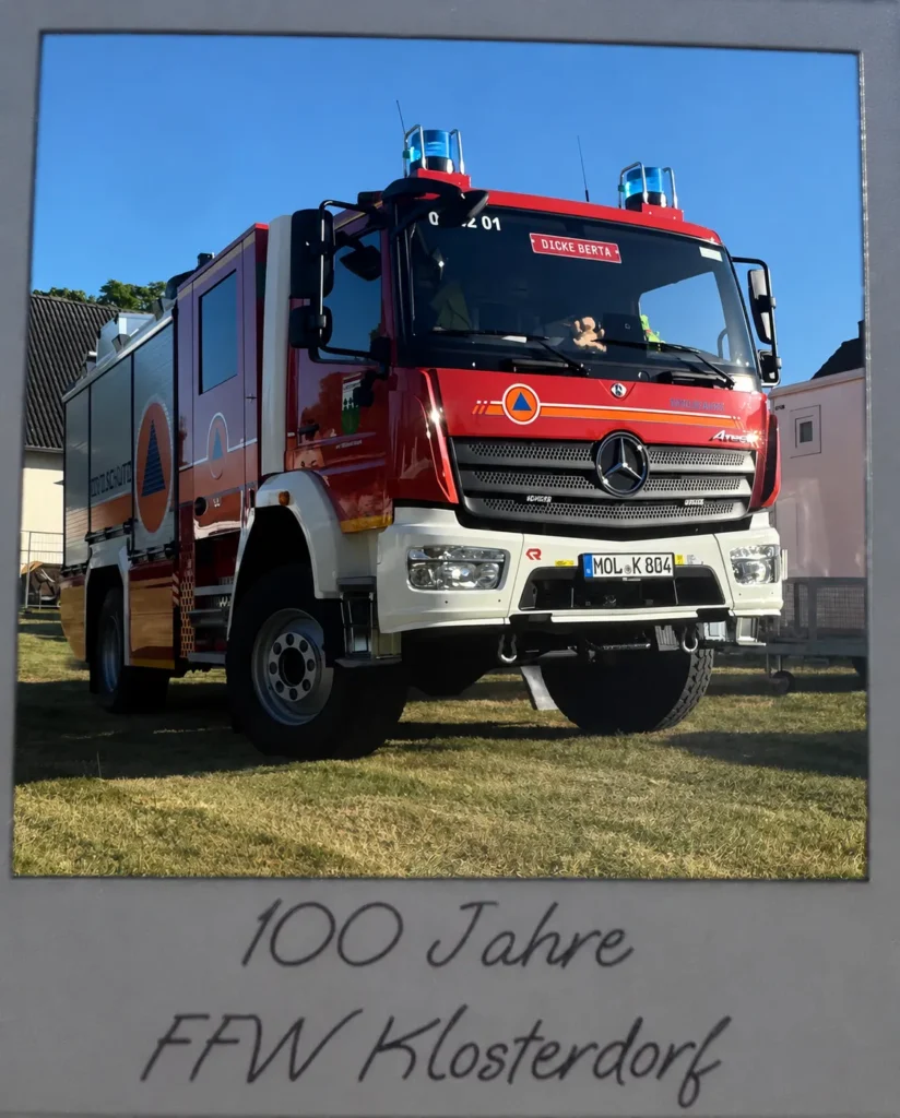Erinnerungsbild im Polaroid-Rahmen mit der handschriftlichen Aufschrift „100 Jahre FFW Klosterdorf“